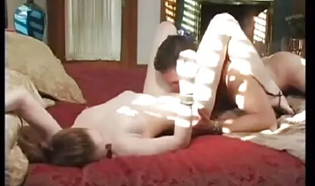 Một cô gái tóc đỏ mỏng khó khăn ngồi một âm hộ chặt chẽ trên pímsec một con dương vật khổng lồ đen