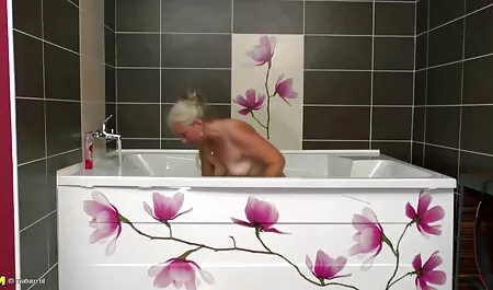 Busty trưởng thành đàn bà mà không có quần lót shamelessly quyến rũ trong tình phim sec sinh dục một chàng trẻ