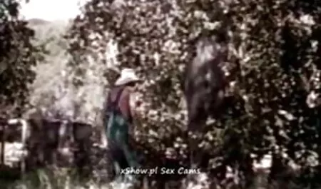 Trưởng thành khiêu dâm ngôi phim sec gai cuc dep sao đặt trên một slutty trang phục và khéo léo fucked trong các đít