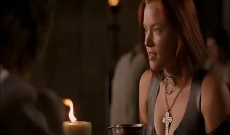 Lustful ít màu đỏ cưỡi mui xe fucks với một màu xám chó sói và được một lớn cao với anh sec vietsup ta