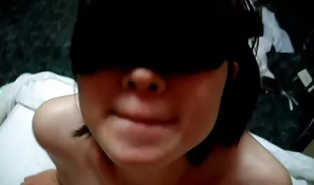 Kẻ vô lại nhét một câu lạc bộ vào giữa bộ ngực to của một bà mẹ người sec nhst Ý