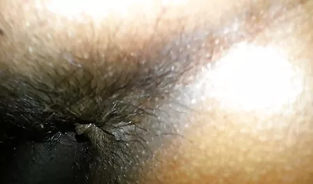 Brunette đi bộ với trần truồng người khổng lồ tits trong fim sec hoc sinh các hồ bơi