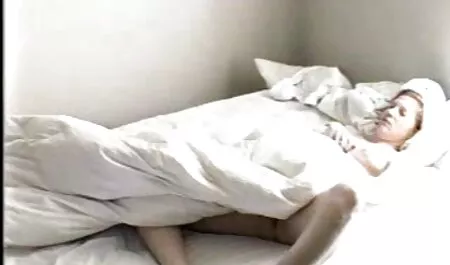 Một người phụ nữ trưởng thành lascivious fucks trong giường với cô xem sec dit nhau ấy trẻ người yêu