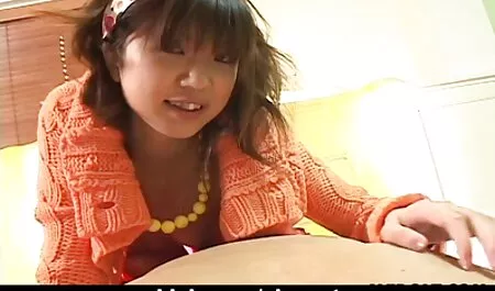 Đẹp trẻ tóc vàng say mê chèn một máy rung vào một âm phum sec hộ được chải chuốt tốt