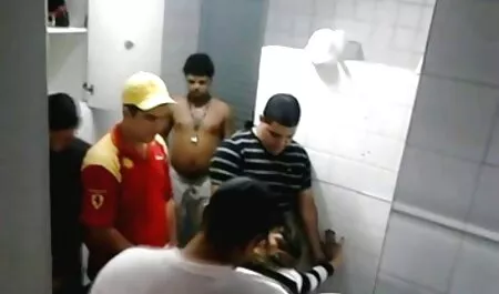 Quyến rũ nympho trong trắng vớ mất một ngụm pím sec của một đám đông dorks