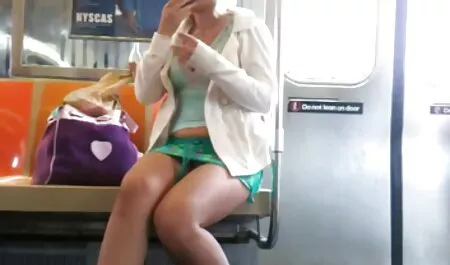 Người phụ nữ trưởng thành nga uống rượu và không biết xấu hổ fuck trên giường xem phim sec x với bạn trai của hàng xóm