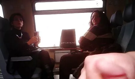 Ngôi sao khiêu dâm đang phim sec manh phim chờ đợi những chàng trai và liếm kẹo mút