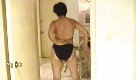 Tóc đỏ sec che con tuổi teen trong kẻ sọc váy show off khổng lồ to
