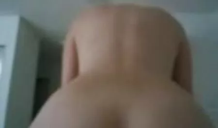 Cô gái trẻ gai xinh sec cởi quần áo và fuck trong một cuộc phỏng vấn việc làm
