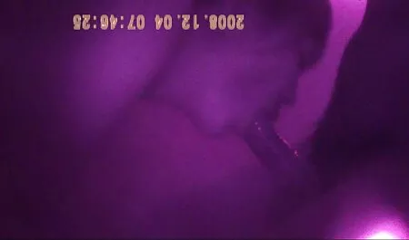 Trẻ titted khiêu dâm kiểu mẫu trả tình dục phin sec con heo với một thợ mộc trên một thực hiện bàn