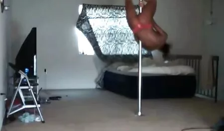 Latina với phín sec một cái mông sáng bóng cưỡi một con quái vật cao su
