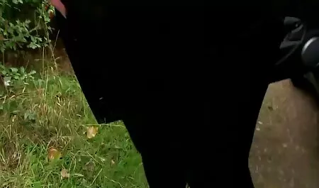 Một người phụ nữ trẻ Đức trong phímec khong che quần legging da nóng nực thủ dâm trên sàn nhà