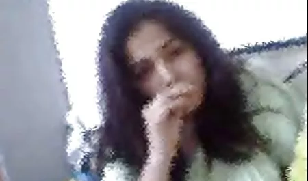 Cô gái làm tại nhà scribbles một ướt âm hộ với pimsec co giao thao một máy rung close-up trước một webcam