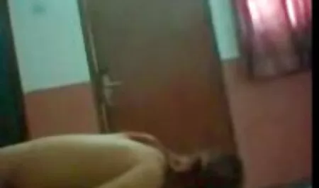 Một cặp mèo ngọt ngào phimsecmalaisia thơm ngon trên một con dương vật cương cứng