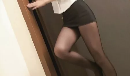 Một cô gái nghịch ngợm mơ thấy quan hệ tình dục với một người đàn ông da đen và con cặc to của anh ta ngay cả khi cô ấy phim sec cho ngủ với chồng mình