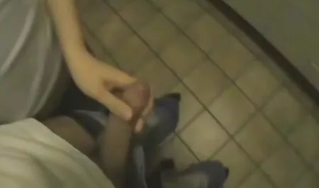 Người da đen quyết liệt fucked phím secnhat một bà nội trợ trưởng thành và giúp cô ấy lừa dối chồng của mình