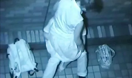 Juicy xem phimsecditnhau lesbian hoan của trưởng thành phụ nữ với trẻ cô gái với dây đeo và đồ chơi tình dục