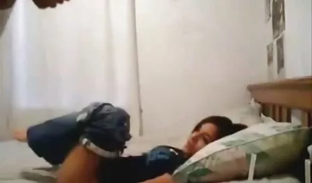 Một cô gái trẻ đánh xem phim sec cực mạnh nhau với một người bạn trai say rượu và háo hức được làm tình với anh ta