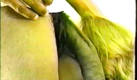 Mong manh Laura dễ dàng xử lý một cặp gà trống cứng phim sec ban với cô ấy đít và L.