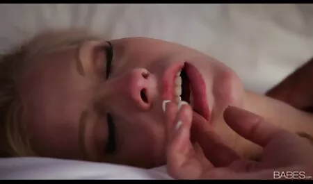Ngon người đầu tiên blowjob 8212; phin sẽc hãy để cái cổ họng sâu thẳm này tự hoạt động