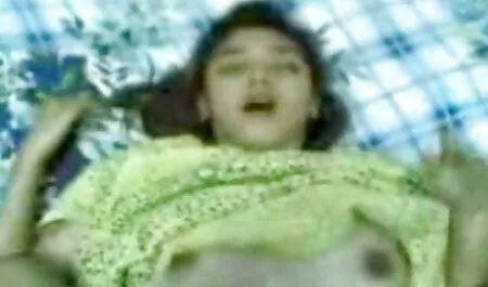 Busty mẹ cổ vũ các mạng quan sát, mạng theo dõi buổi diễn với sự thủ dâm với một máy phim sec người lớn rung