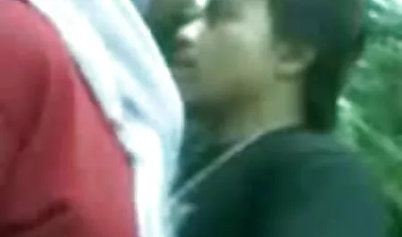 Cô gái da trắng mong manh nhưng phim séc jav dũng cảm làm hài lòng cả một băng đảng nigga