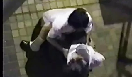 Cô gái thú vị cho phép ngón tay của mình vào lỗ mềm của cô ấy xem phin zec