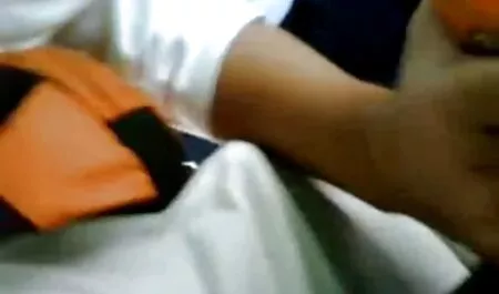 Hai người mẫu khiêu dâm trẻ đã rửa xe cho anh chàng và háo hức phim sec ngan với anh ta