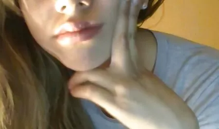 Một người cô trưởng thành gắn máy rung vào tường và ngồi trên đó với âm đạo phim sec onlien của mình