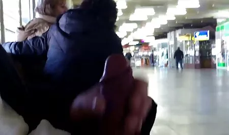 Cũ milf flirtatily cởi quần áo masturbates núm vú phin sec moi và clit gần lên trên máy ảnh