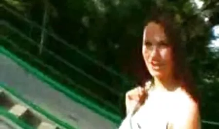 Cận cảnh ngôi coi phin sec sao tóc vàng trong bộ đồ lót quyến rũ chạm vào lỗ