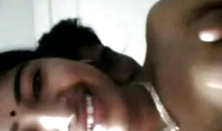 Một đám đông những kẻ làm cho hai trẻ sluts được Hãy và đi sec loan luan hd tiểu từ của họ phalluses